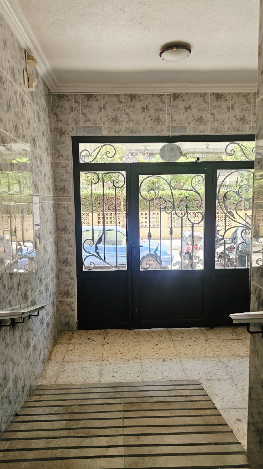 Planta baja reformada con patio interior en Alicante