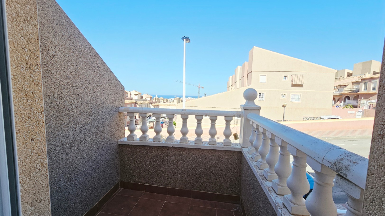 Bungalow mit Meerblick, genehmigter Keller und Pool in Gran Alacant