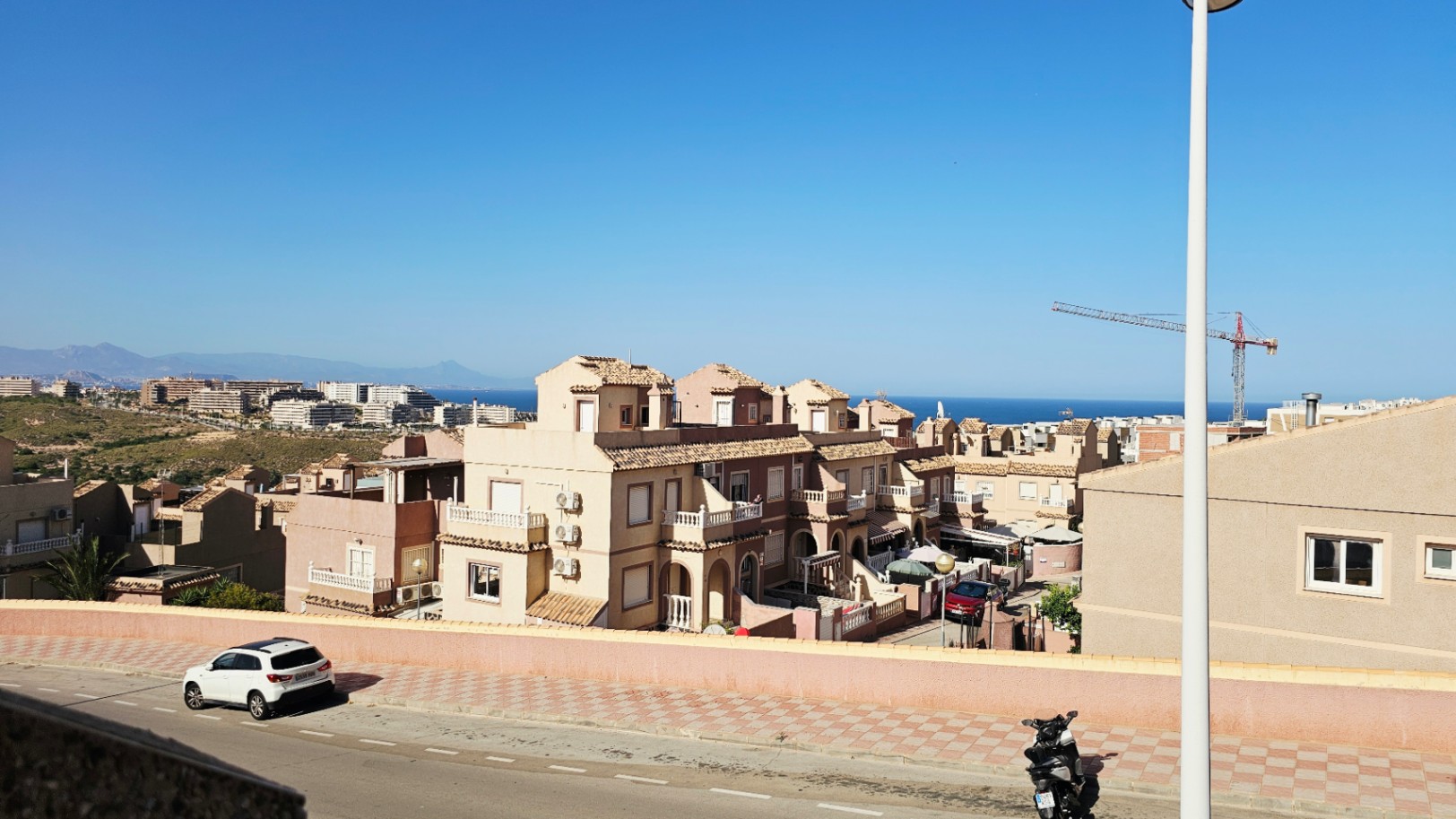 Bungalow mit Meerblick, genehmigter Keller und Pool in Gran Alacant