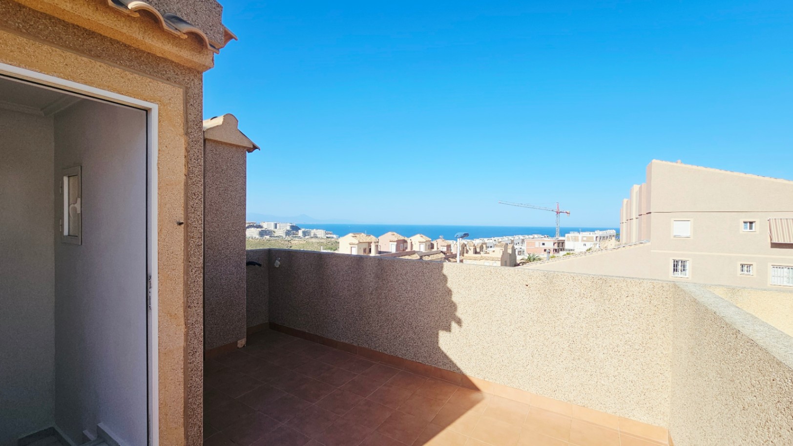 Bungalow mit Meerblick, genehmigter Keller und Pool in Gran Alacant