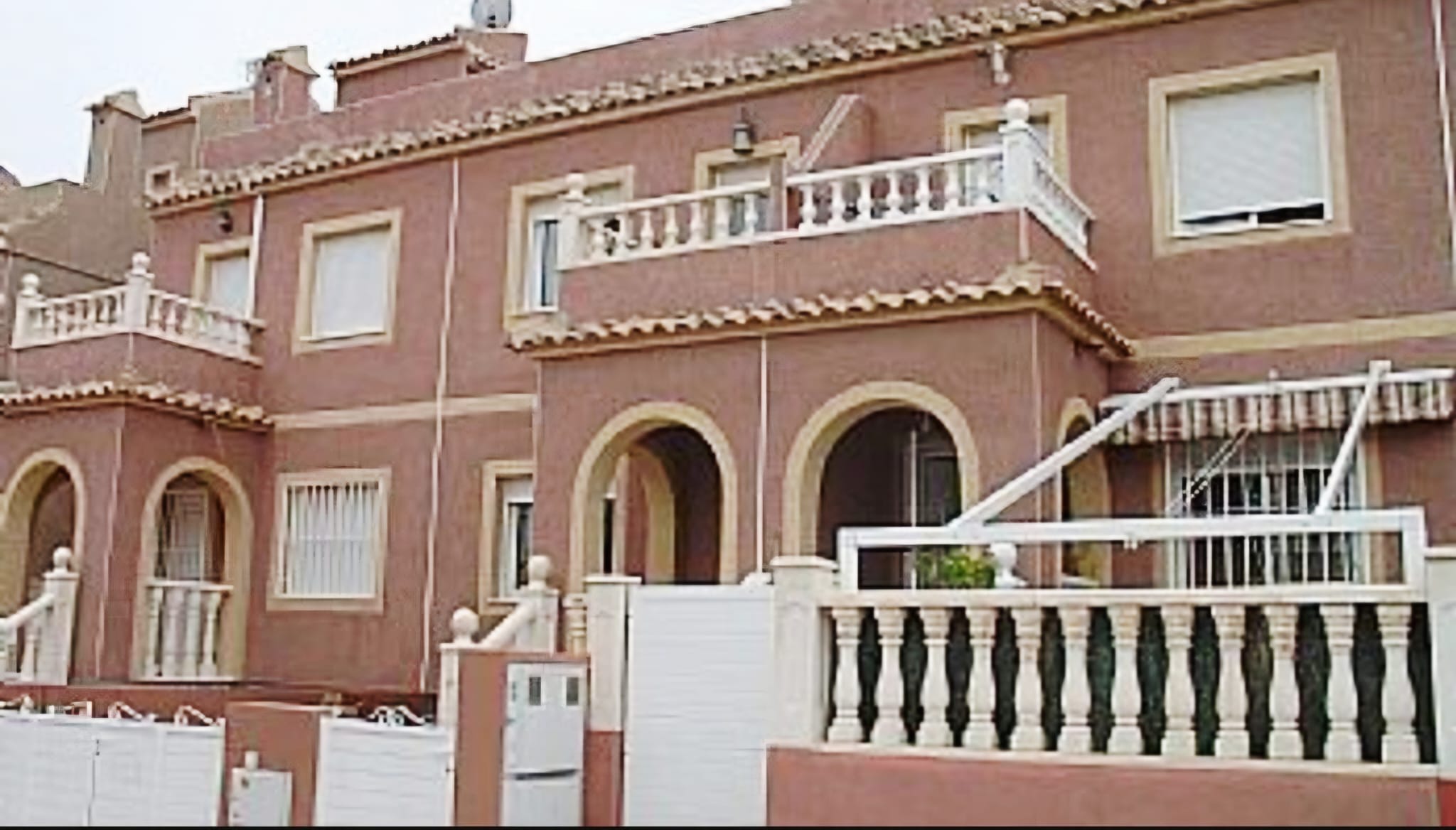 Bungalow mit Meerblick, genehmigter Keller und Pool in Gran Alacant