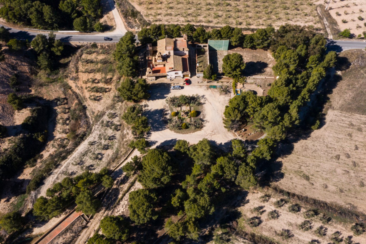 Amplia finca rústica con vivienda, cuadras y más de 57 hectáreas en Tibi
