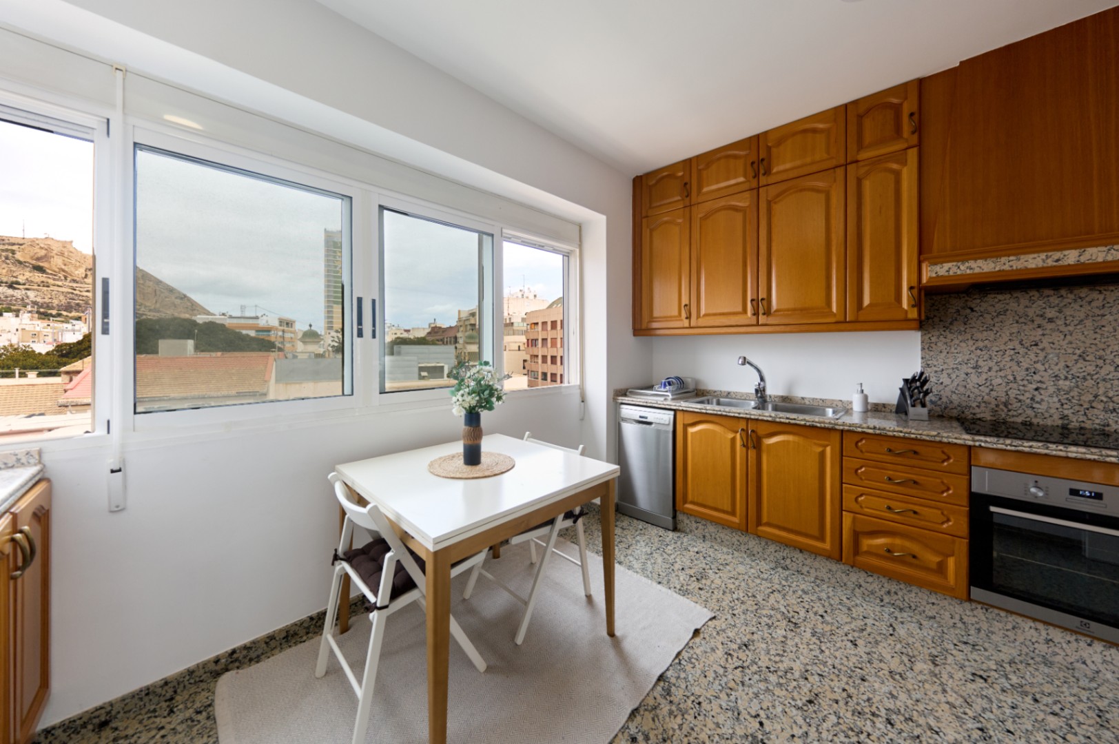 Apartamento en venta en el centro de Alicante, 3 dormitorios.